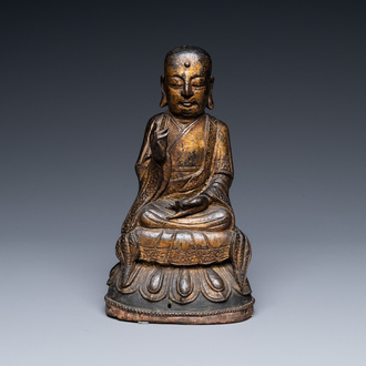 Een Chinese vergulde bronzen figuur van Boeddha, Ming