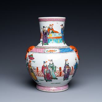Un vase en porcelaine de Chine famille rose à décor narratif, 19/20ème