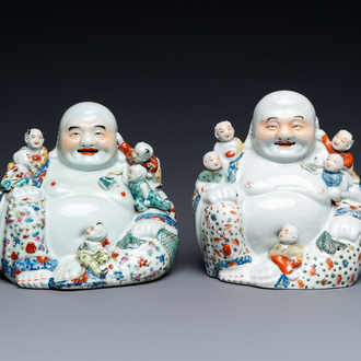 Twee Chinese famille rose figuren van Boeddha, 19/20e eeuw