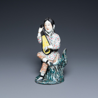 Een Chinese famille rose figuur van een muzikante, Fu Jian Hui Guan merk, Republiek