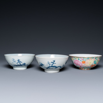 A pair of Chinese blue and white 'Nanking Cargo' bowls and a famille rose millefleurs bowl, 18/19th C.