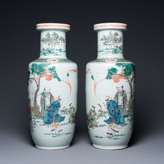 Une paire de vases de forme rouleau en porcelaine de Chine famille verte, marque de Kangxi, 19ème