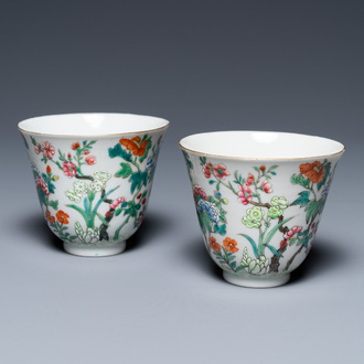 Une paire de tasses à vin en porcelaine de Chine famille rose, Jiaqing