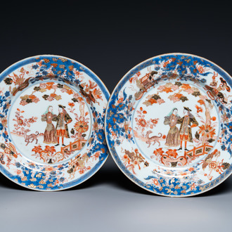 Een paar Chinese verte-Imari borden met 'Gouverneur Mc Duff' decor, Yongzheng