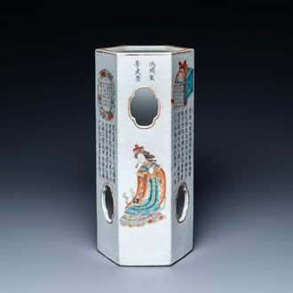 Un porte-chapeau de forme hexagonale en porcelaine de Chine famille rose à décor de 'Wu Shuang Pu', marque et époque de Tongzhi