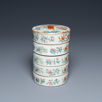 Une boîte couverte à cinq pièces en porcelaine de Chine famille rose, Jiaqing
