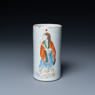 Un pot à pinceaux en porcelaine de Chine famille rose, marque de Yongzheng, 19ème