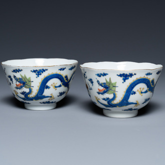 Une paire de bols à décor de dragons en porcelaine de Chine, marque et époque de Daoguang