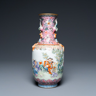 Un vase en porcelaine de Chine famille rose à décor de garçons jouants, marque de Qianlong, République