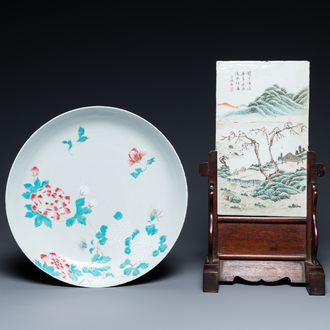 A Chinese famille rose dish and a qianjiang cai plaque signed Wang Ziqing mounted as a screen, Yongzheng and Republic