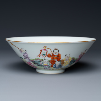 Un bol en porcelaine de Chine famille rose à décor de garçons jouants, marque Lin Zhi Cheng Xiang, 20ème