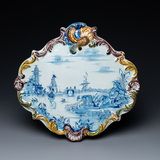 Une plaque en faïence de Delft de technique mixte à décor d'un paysage en bleu et blanc, 18ème