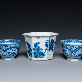 Un pot à fleurs de forme hexagonale et deux tasses en porcelaine de Chine en bleu et blanc, époque Transition et après