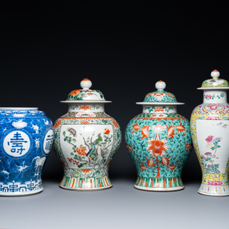 Quatre vases en porcelaine de Chine en bleu et blanc, famille rose et famille verte, 19/20ème