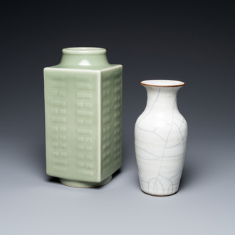 Un vase de forme 'cong' en porcelaine de Chine céladon et un à émail craquelé, 19/20ème