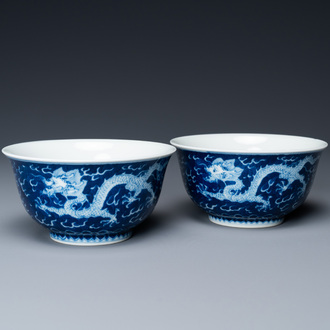 Une paire de bols en porcelaine de Chine en bleu et blanc à décor de dragons, marque de Kangxi, 19/20ème