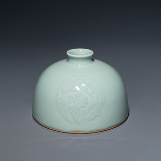 Een Chinese celadon-geglazuurde waterpot, Kangxi merk, 19e eeuw