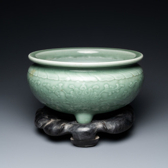 Een Chinese driepotige monochrome celadon wierookbrander met pioenslingers, 18/19e eeuw