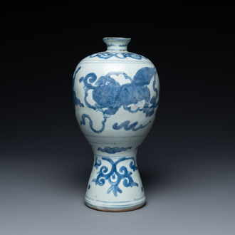 Een Chinese blauw-witte 'meiping' vaas met boeddhistische leeuwen, Ming