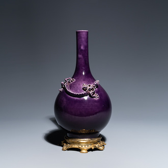 Een Chinese flesvormige monochrome aubergine vaas met vergulde bronzen montuur, Qianlong merk, 19/20e eeuw