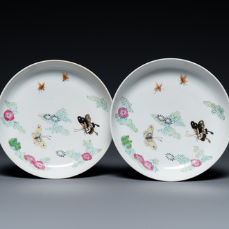 Une paire de coupes en porcelaine de Chine famille rose à décor de papillons, marque Xie Zhu Zhuren Zao, 19/20ème