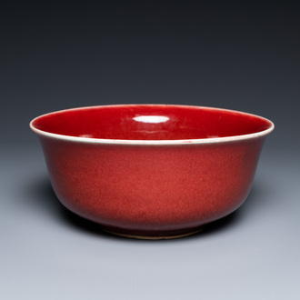 Un bol en porcelaine de Chine monochrome sang de boeuf, Qianlong