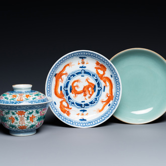 Un bol couvert et deux assiettes en porcelaine de Chine, 19ème