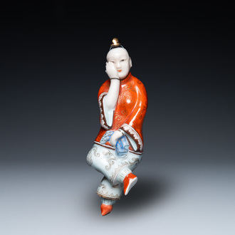 Een Chinese polychrome porseleinen snuiffles in de vorm van een liggende dame, 19e eeuw