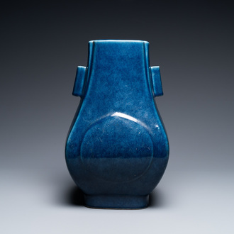 Un vase de forme 'fanghu' en porcelaine de Chine en bleu monochrome, marque et époque de Guangxu