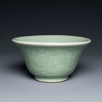 Een Chinese monochrome celadon kom met pioenslingers, Chenghua merk, 18/19e eeuw