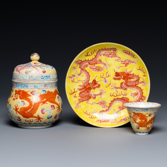 Un bol couvert, une tasse à vin et un tazza en porcelaine de Chine à décor de dragons sur fond jaune, 19/20ème