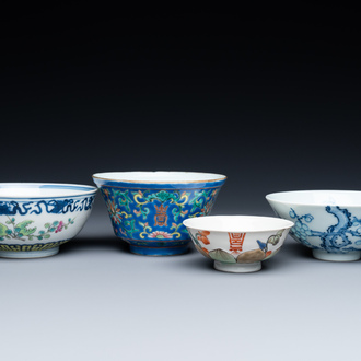 Quatre bols en porcelaine de Chine famille rose et en bleu et blanc, 19/20ème