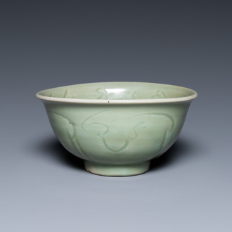 Een Chinese Longquan celadon kom met ingekerfd decor, Ming