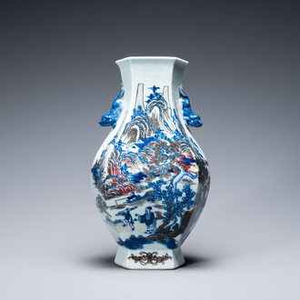 Un vase en porcelaine de Chine en bleu, blanc et rouge de cuivre à décor d'un paysage montagneux, 19ème
