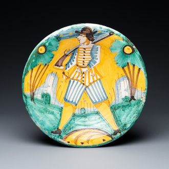 Een polychrome Montelupo majolica schotel met een soldaat, Italië, 17e eeuw