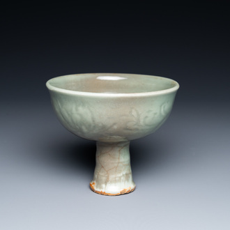 Een Chinese Longquan celadon stem cup met onderglazuur decor, Ming