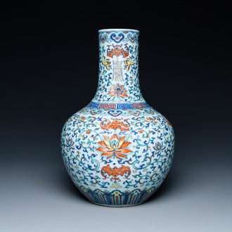 Un vase de forme bouteille en porcelaine de Chine doucai à décor de rinceaux de lotus, marque de Qianlong, 18/19ème