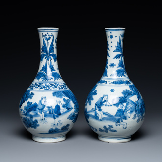 Une paire de vases de forme bouteille en porcelaine de Chine en bleu et blanc à décor de Wang Xizhi, époque Transition