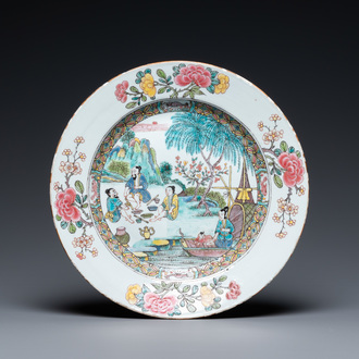 Un grand plat en porcelaine de Chine famille rose à décor de fumeurs de pipe au bord d'une fleuve, Yongzheng