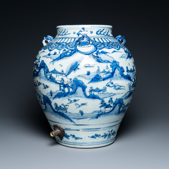 Un vase en porcelaine de Chine en bleu et blanc à décor de paysages de montagne, Wanli