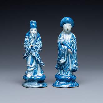 Twee blauw-witte Delftse figuren van een Chinese man en een vrouw, 1e kwart 18e eeuw