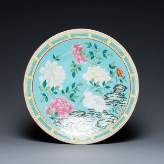 Un grand plat en porcelaine de Chine famille rose à fond turquoise, marque et époque de Guangxu