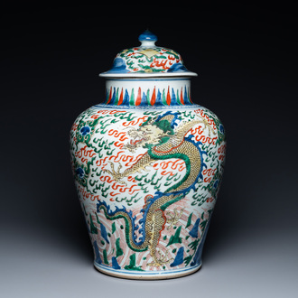 Un vase couvert en porcelaine de Chine wucai à décor de dragons, époque Transition