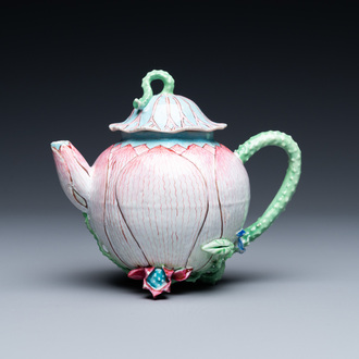 Une théière couverte en forme de lotus en porcelaine de Chine famille rose, Yongzheng