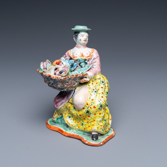 Een polychrome petit feu Delftse figuur van een bloemenverkoopster met ontblote boezem, 18e eeuw