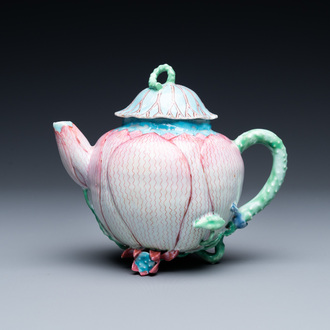 Une théière couverte en forme de lotus en porcelaine de Chine famille rose, Yongzheng