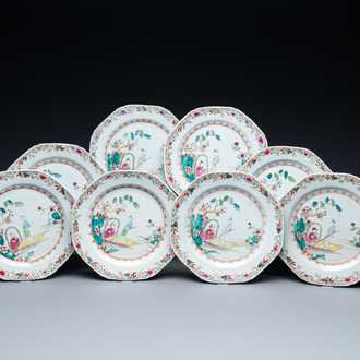 Huit assiettes de forme octogonale en porcelaine de Chine famille rose, Qianlong