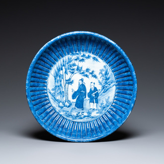 Un plat godronné en porcelaine de Chine en bleu et blanc, 19ème