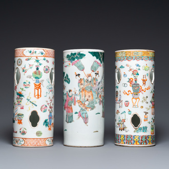 Trois porte-chapeaux en porcelaine de Chine famille rose, 19ème