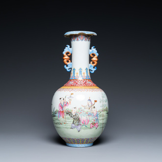 Un vase en porcelaine de Chine famille rose à décor de garçons jouants, marque de Jiaqing, République